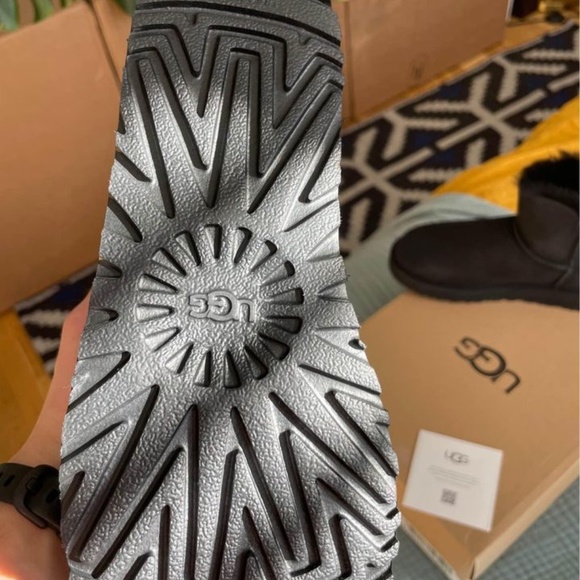 NEW 6 AUTHENTIC UGG Women's Mini Bailey Button II Boot, Black, 6 - Picture 4 of 9